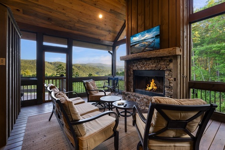 3 Peaks - Screened in Outdoor Seating with Fireplace