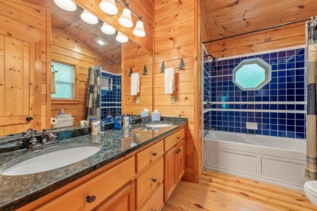 The Loose Caboose - Entry Level Guest Queen Bedroom's Bathroom