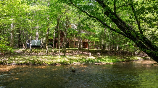 A Creek Runs Thru It - Cabin is Located on The Banks of Fightingtown Creek