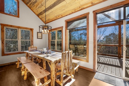 The Peaceful Meadow Cabin- Dining Area