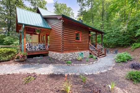 Bentley's Retreat - Front View of Cabin