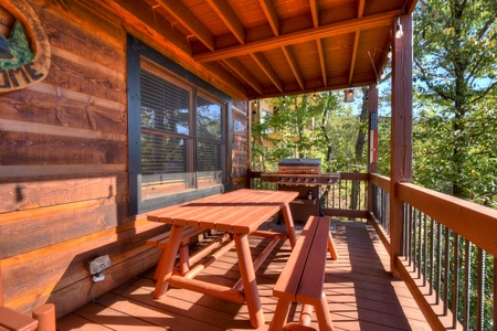 Sunrock Mountain Hideaway- Outdoor dining area with outside grill