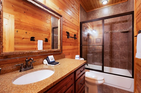 Moonlight Lodge - Lower Level Shared Bathroom