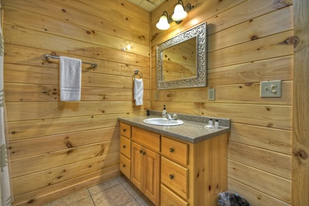 Hogback Haven- Lower level shared bathroom
