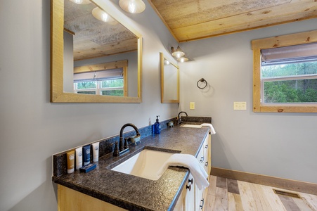 Rustic Elegance - Upper Level Shared Bathroom