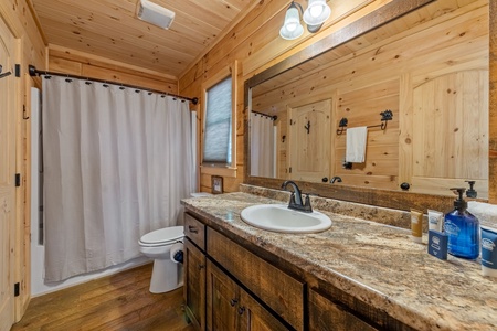 Lee's Lookout - Guest Bathroom