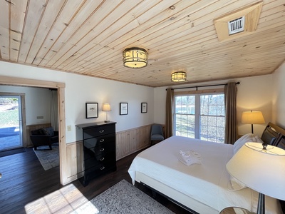 Blue Ridge Lake Retreat - Cottage Bedroom