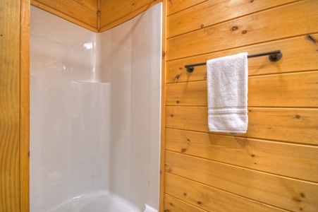 Deer Watch Lodge- Full bathroom with shower above the garage