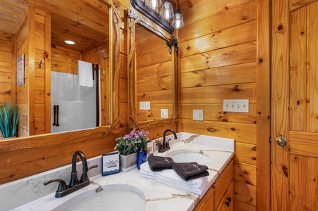 Pinecrest Lodge - Upper Level Shared Bathroom (3)