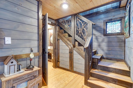 The Barn On Creeks Edge - Steps up to Bedroom area
