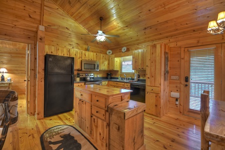Ole Bear Paw Cabin - Fully Equipped Kitchen