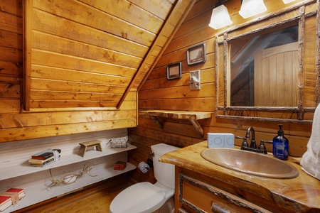 Tuckaway Cave - Upper Level Bathroom