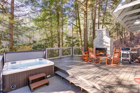 The Barn On Creeks Edge - Hot Tub and Fireplace