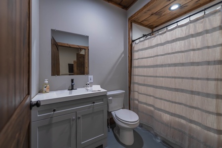 Cohutta Mountain Retreat- Full bathroom in the garage suite