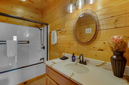 Pinecrest Lodge - Lower Level Shared Bathroom