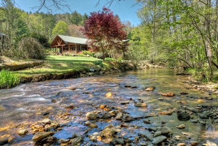 Stanley Creek Lodge - Creek View of Cabin