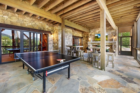 Copperline Lodge - Outdoor Ping Pong Table