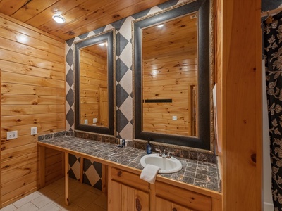 Medley Sunset Cove - Lower Level Shared Full Bathroom