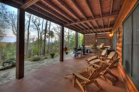 Sassafras Lodge- Lower level deck seating