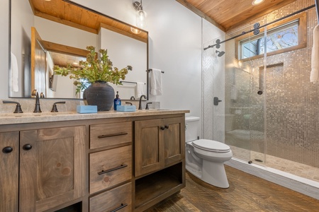 Blue Run - Entry Level Queen Bedroom's Bathroom