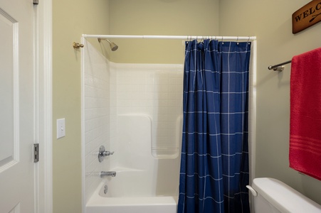 Lakeview Lounge - Lower Level Shared Bathroom