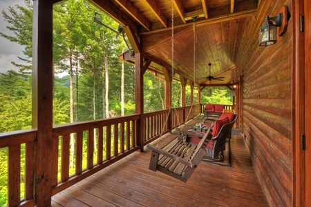 Luxury At The Settlement- Outdoor Deck Swing
