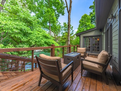 Gleesome Inn- Upper level deck seating with a view of the lake