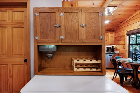 Creek Music Cabin - Kitchen-Dining Area