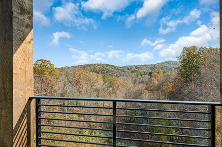 The Seven Hills - Upper Level King Primary Suite Private Balcony