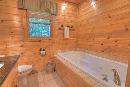 Stoney Creek Retreat - Upper Level Primary Bathroom Soaking Tub