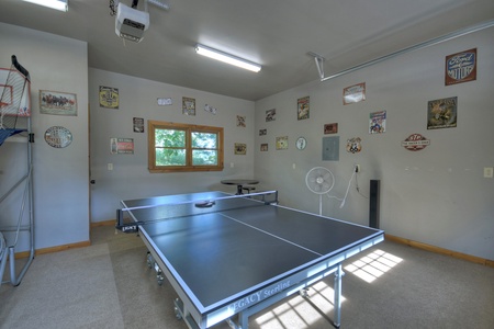 Grand Bluff Retreat- Garage game room with ping pong table