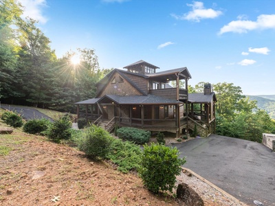 Crows Nest- Side view of the cabin