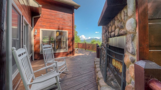 Pinecrest Lodge - Outdoor fireplace and deck