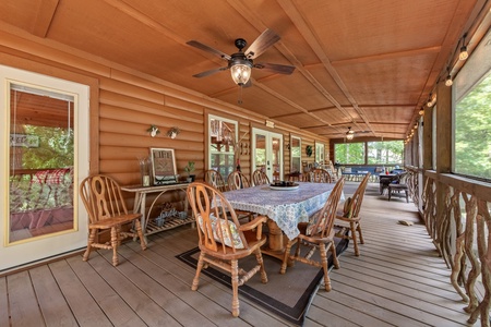 The Loose Caboose - Front Entry Level Deck Dining Area