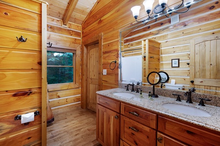 Mountaintown Creek Lodge - Upper Level Shared Bathroom
