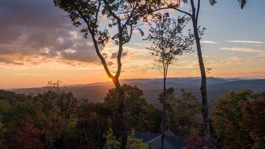 Highland Escape- Long Range Mountain Views from Entry Level Deck