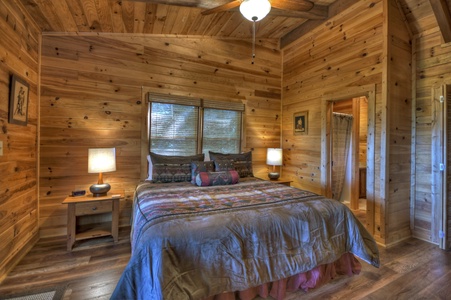 Ridgetop Pointaview- Upper level king master bedroom with a private bathroom