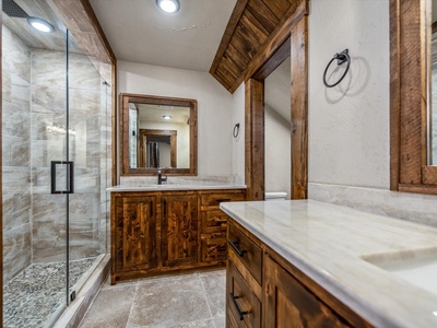 Misty Trail Lakehouse - Upper Level King En-Suite