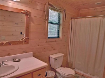 Bucksnort Lodge - Main Floor Bathroom