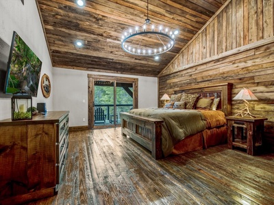 Misty Trail Lakehouse- Upper level master bedroom with balcony
