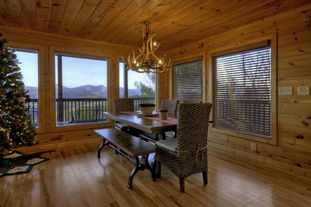 Bearcat Lodge- Dining room area with mountain views