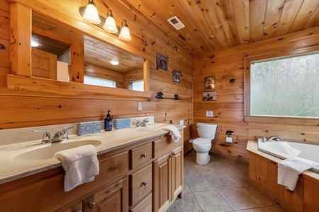 Cruach Mor - Upper Level Primary King Bedroom's Bathroom