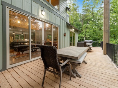 Creek Songs- Entry level deck Dining Area