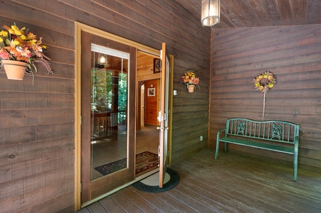 Awesome Retreat- Front door access to the cabin