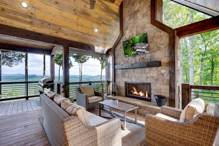 Daybreak Ridge - Entry Level Deck Fireplace