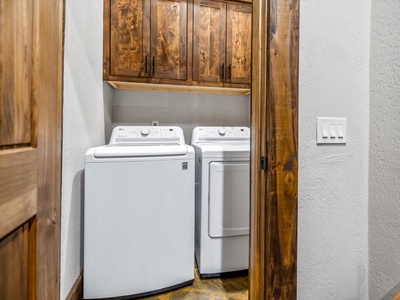 Misty Trail Lakehouse - Lower Level Laundry Room