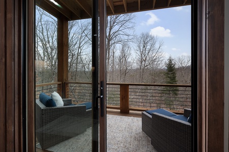 Blue Fox Lodge - Entry Level King Suite Private Balcony