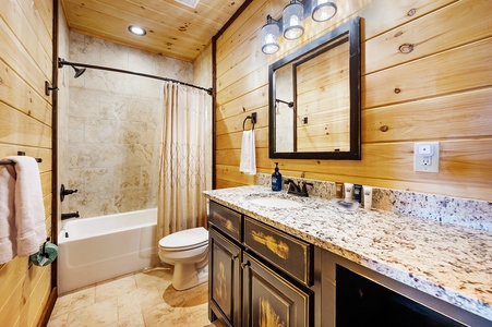 Hawksnest - Lower Level Shared Bathroom