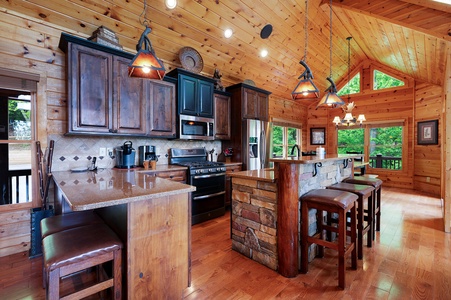 Moonlight Lodge - Kitchen with Bar Seating