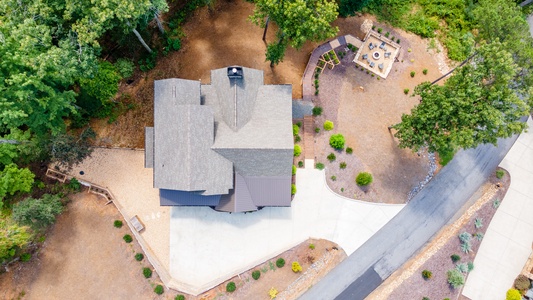 Mountain Echoes- Aerial view of the cabin and driveway